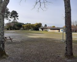 Le bâtiment des chambres moniteurs et le deuxième bloc sanitaire Le bâtiment des chambres moniteurs et le deuxième bloc sanitaire