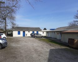 En arrière plan, l'infirmerie et sur le coté, les cuisines En arrière plan, l'infirmerie et sur le coté, les cuisines