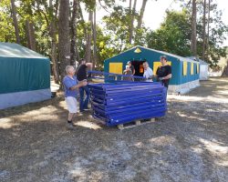 Maintenant il faut mettre les lits sous les tentes Maintenant il faut mettre les lits sous les tentes