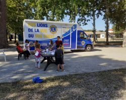 On en profite pour leur faire passer des tests de la vue On en profite pour leur faire passer des tests de la vue
