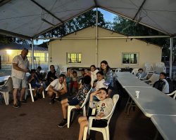 Le directeur veille au bon déroulement de la soirée Le directeur veille au bon déroulement de la soirée